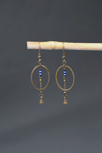 Boucles d'oreilles pendantes, modèle Alana, ovales en laiton avec des perles bleues