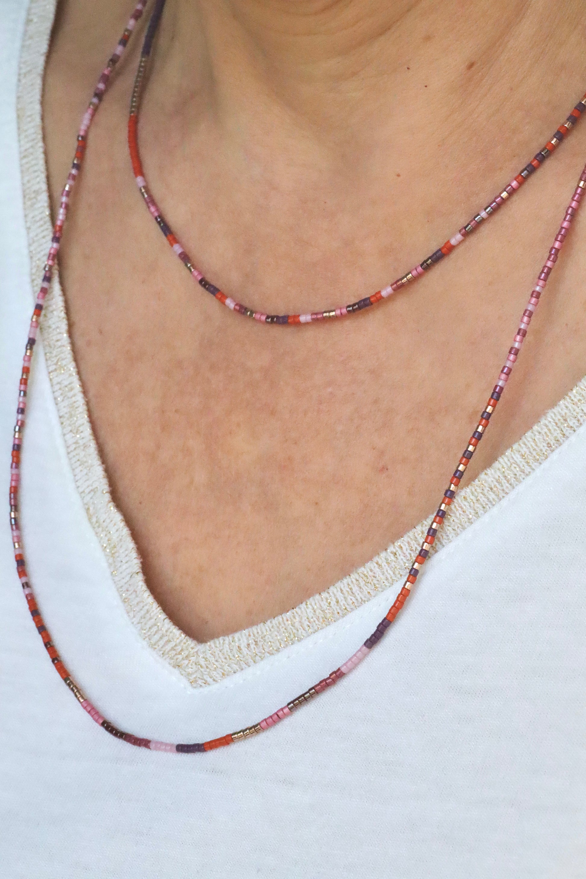 Bracelet Collier élastique en perles de verre rose et orange porté en collier double tour 