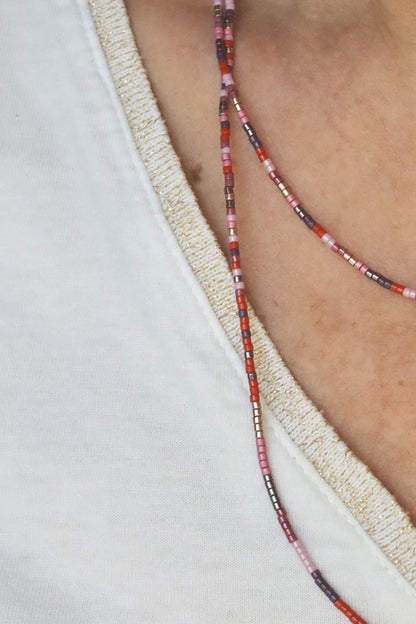 Collier-Bracelet en perles de verre rose et orange porté en collier double tour