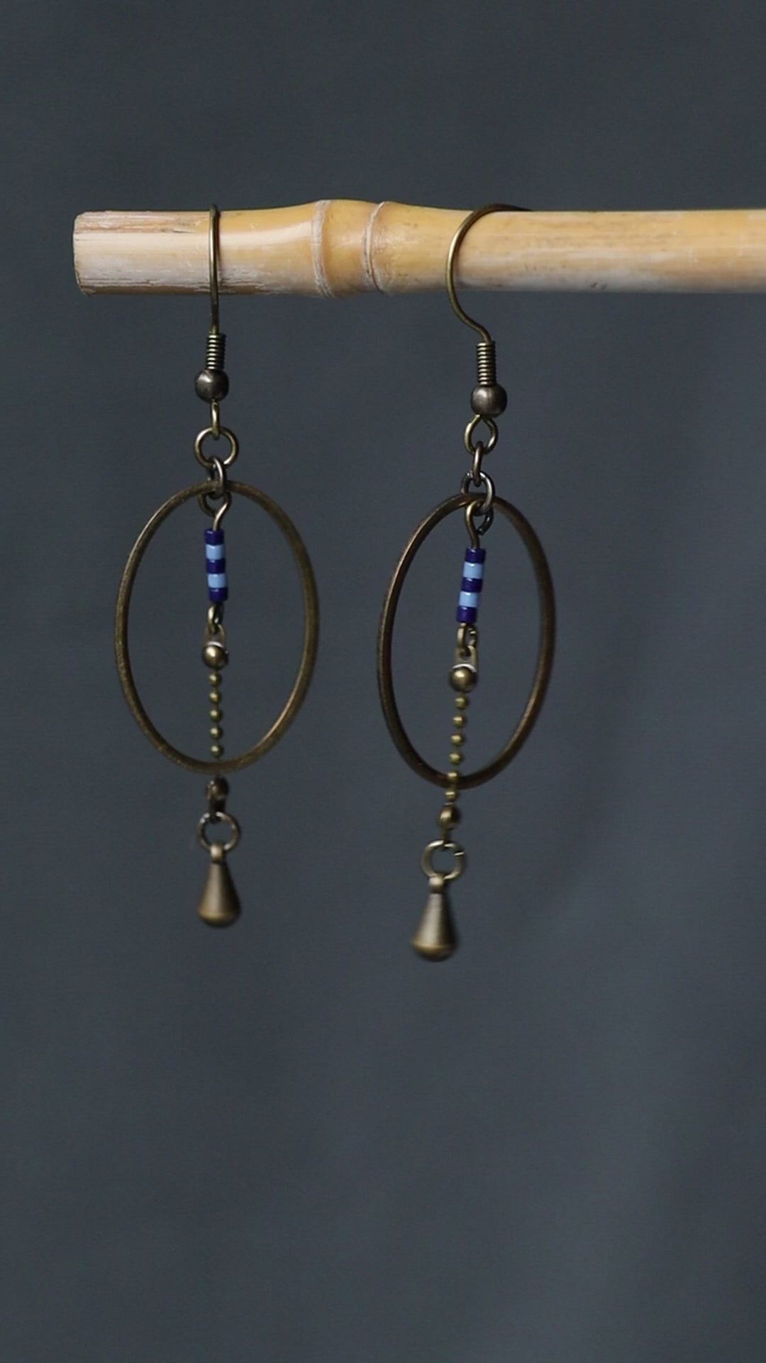 vidéo des boucles d'oreilles pendantes, modèle Alana, ovales en laiton avec des perles bleues